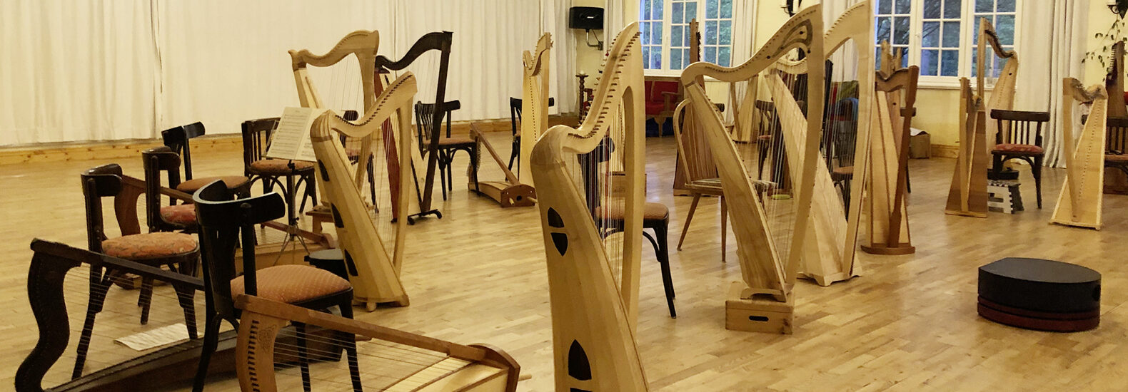 viele Harfen in einem Raum